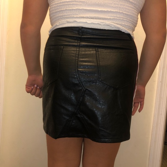 trendy black leather skirt with stripe along sides - Picture 3 of 3